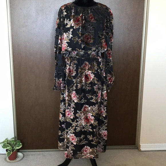 Vince Camuto Dresses & Skirts - NWT Lovely boho witch velvet floral dress